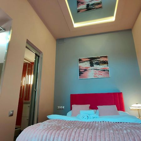 Mirror Pink Studio Apartment كراكوفيا المظهر الخارجي الصورة
