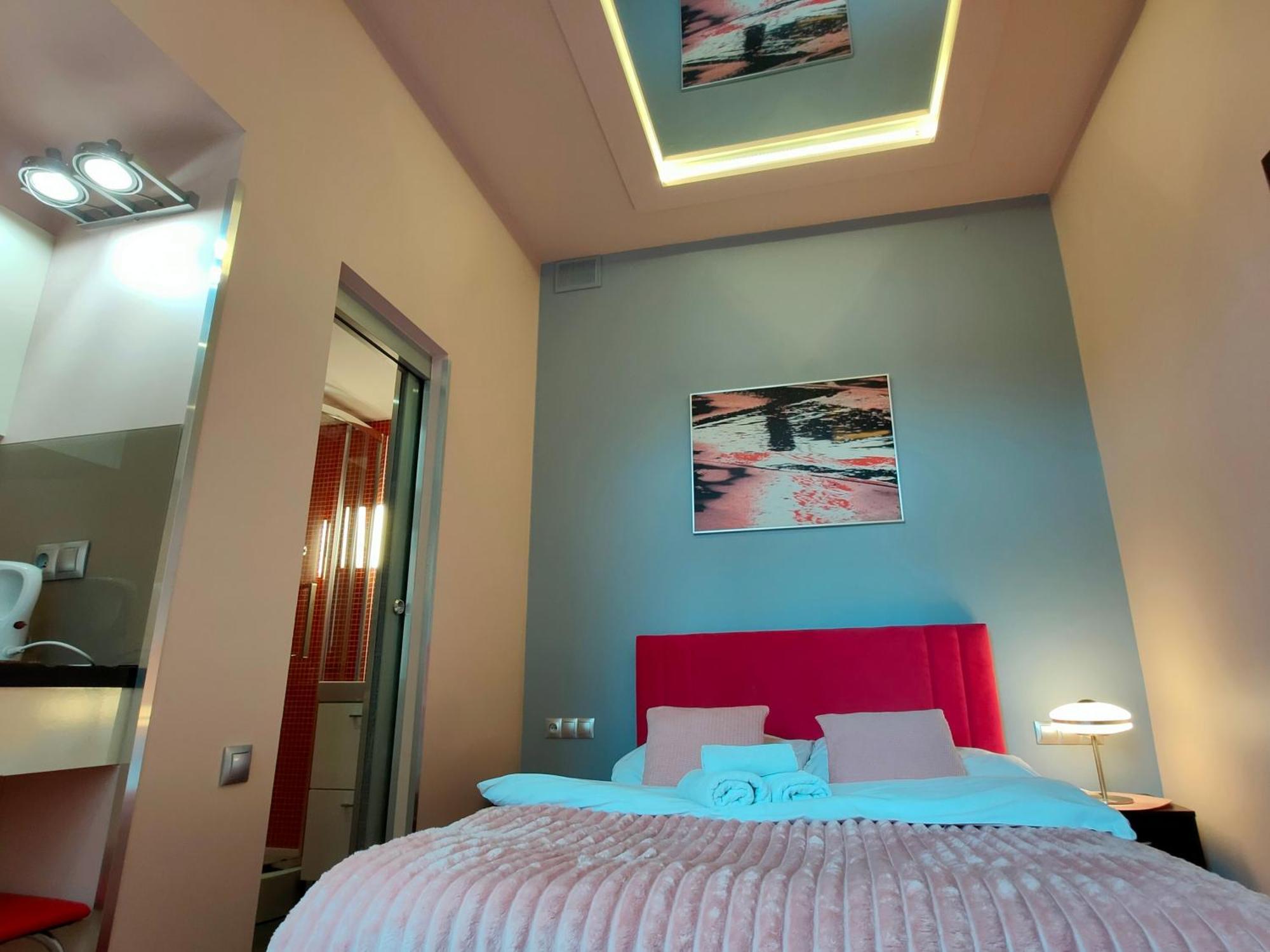 Mirror Pink Studio Apartment كراكوفيا المظهر الخارجي الصورة