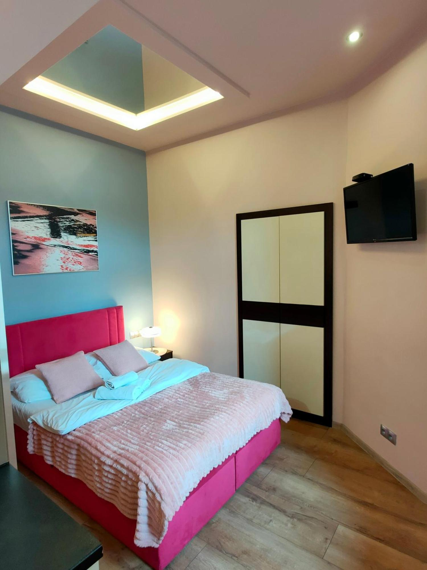 Mirror Pink Studio Apartment كراكوفيا المظهر الخارجي الصورة