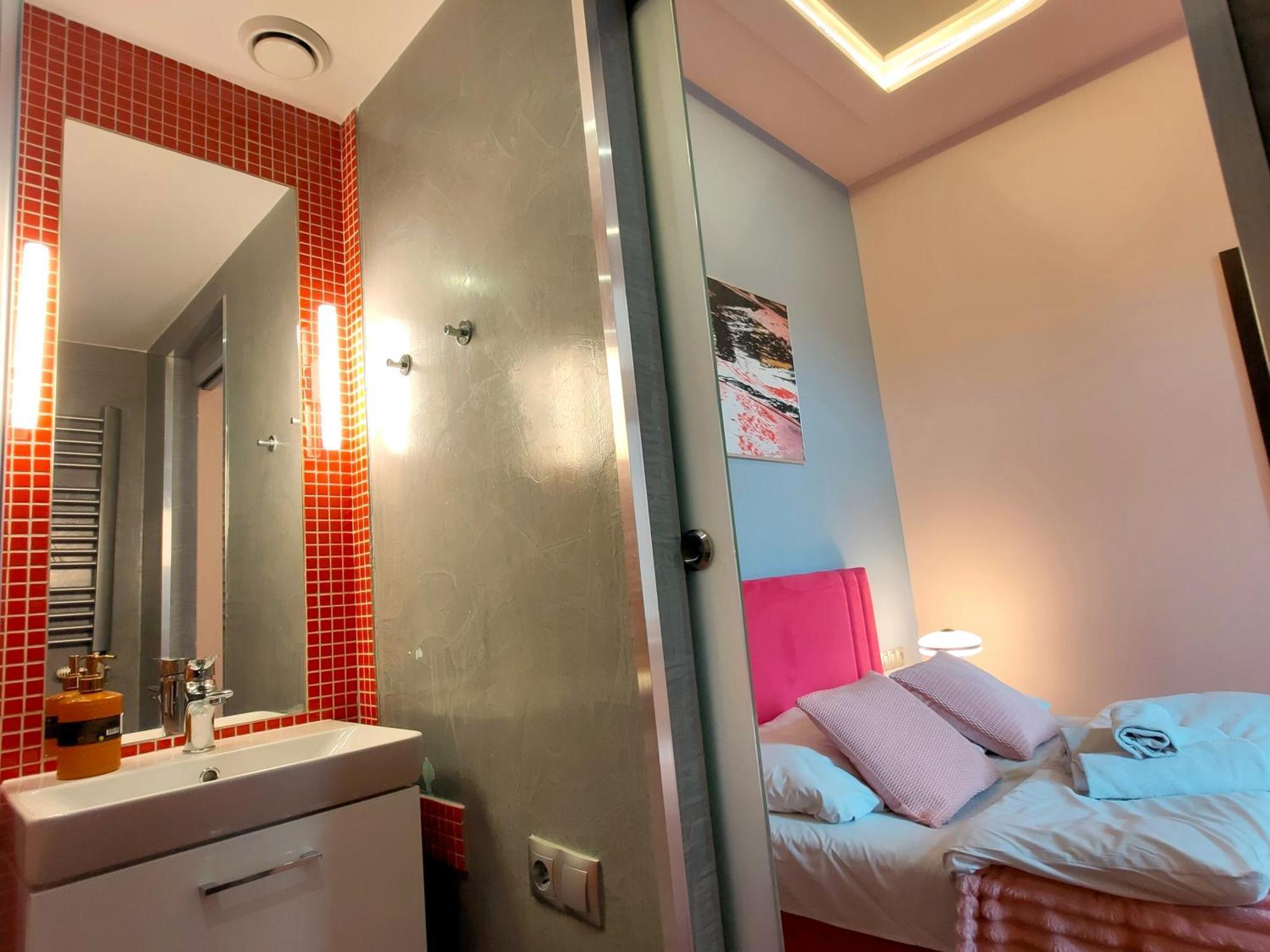 Mirror Pink Studio Apartment كراكوفيا المظهر الخارجي الصورة